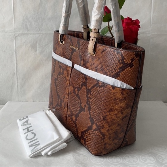 ✅SALE❤️‍🔥🆕Michael Kors Bag🎁 - Picture 3 of 8